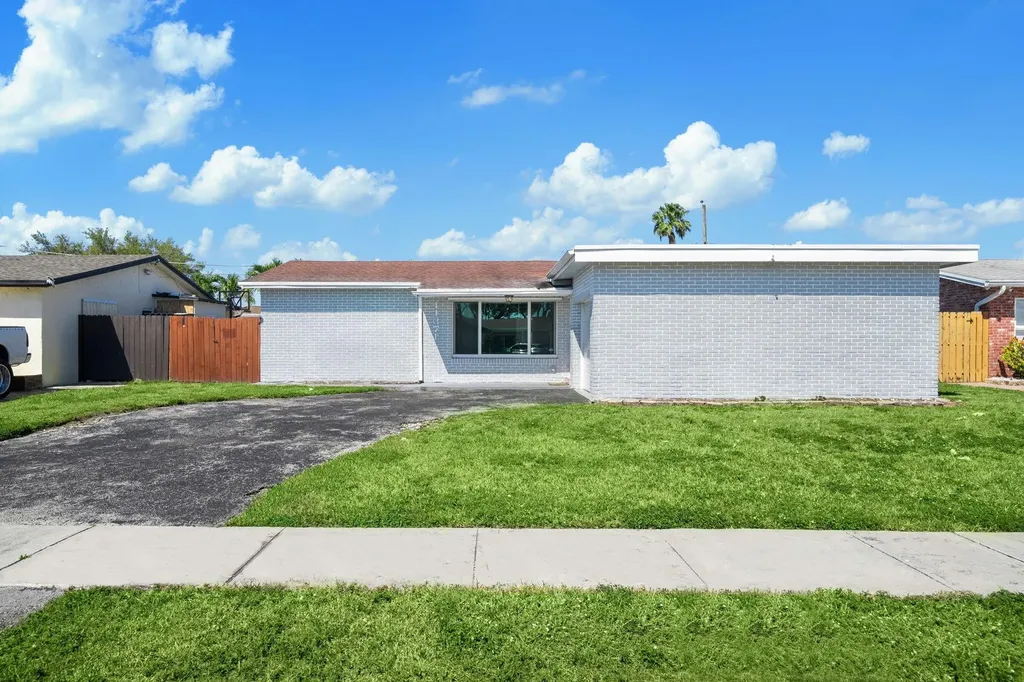 11371 NW 40th Place Sunrise FL 33323