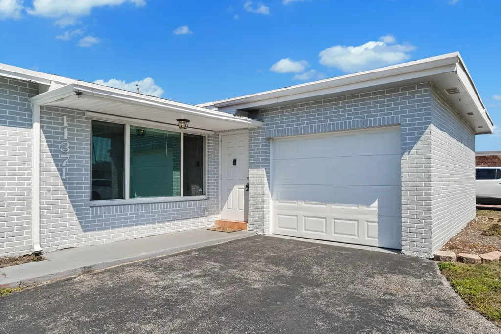 11371 NW 40th Place Sunrise FL 33323