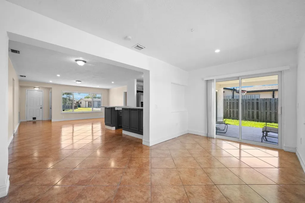 11371 NW 40th Place Sunrise FL 33323