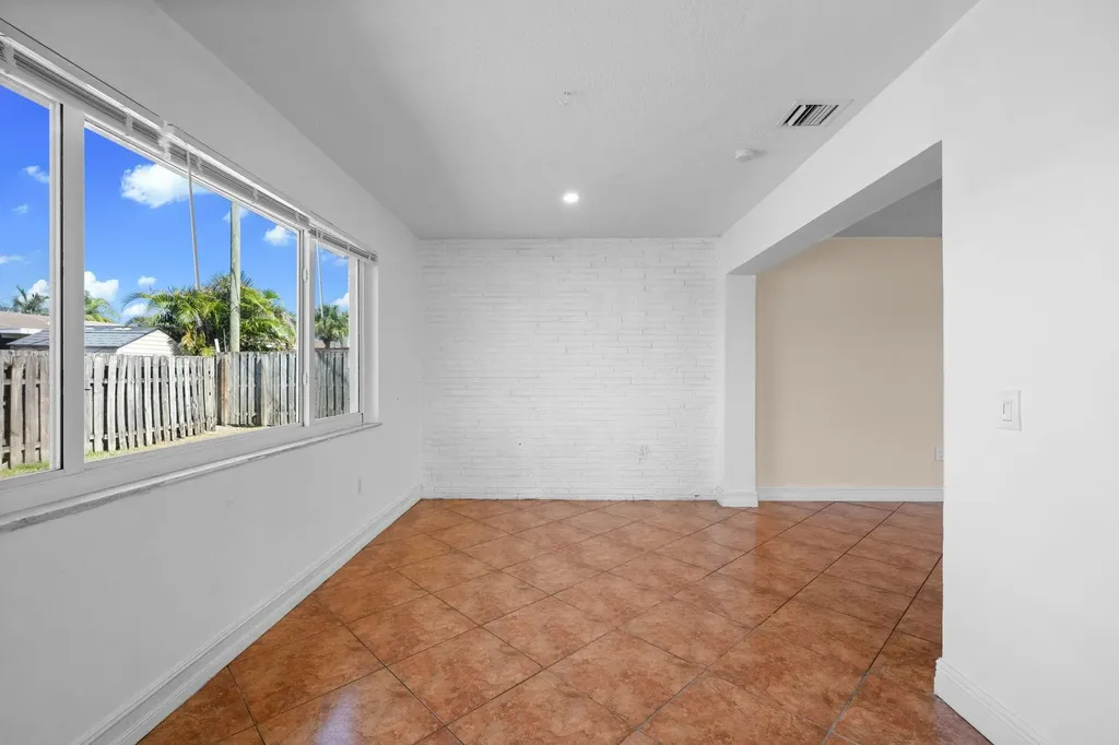 11371 NW 40th Place Sunrise FL 33323