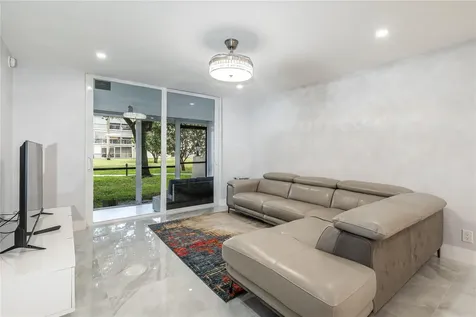9523 S Hollybrook Lake Drive Pembroke Pines FL 33025