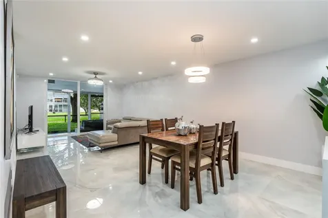 9523 S Hollybrook Lake Drive Pembroke Pines FL 33025