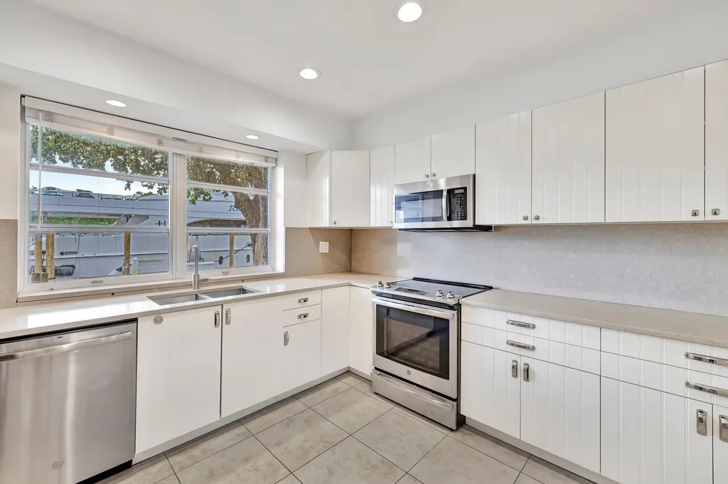 2390 SW 27th Te Fort Lauderdale FL 33312