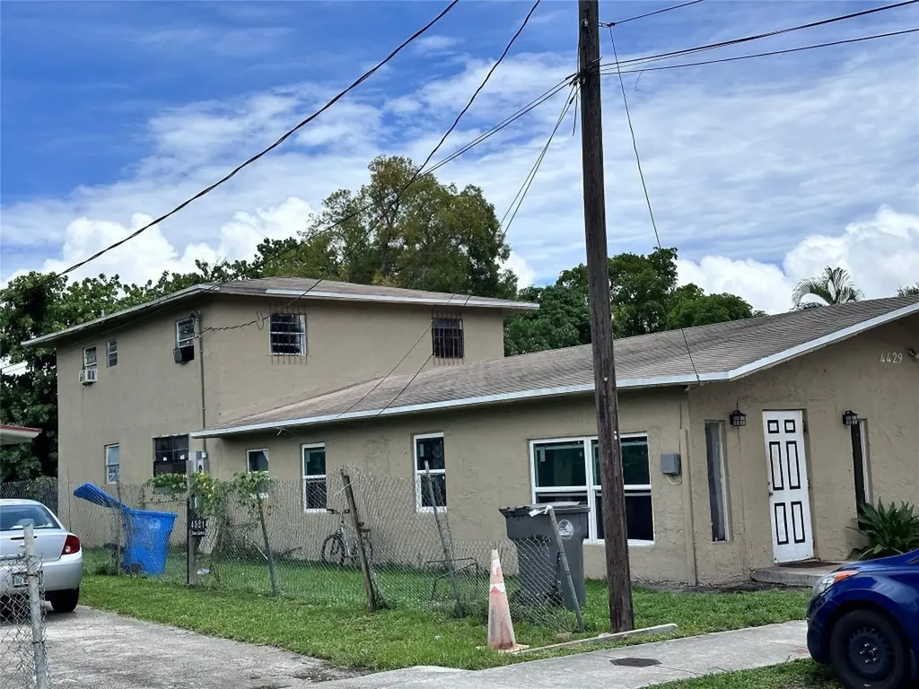 4429 SW 21st Street West Park FL 33023