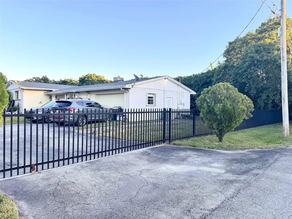 3725 NW 92nd Avenue Hollywood FL 33024