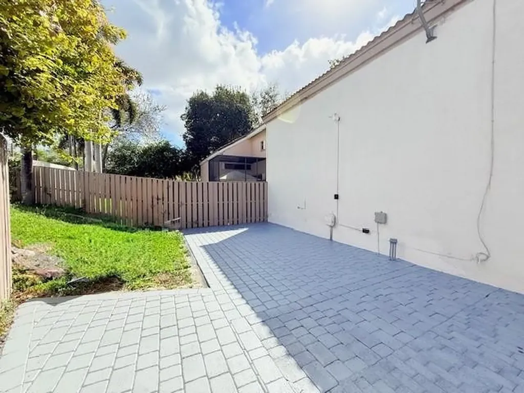 10661 NW 17th Place Plantation FL 33322