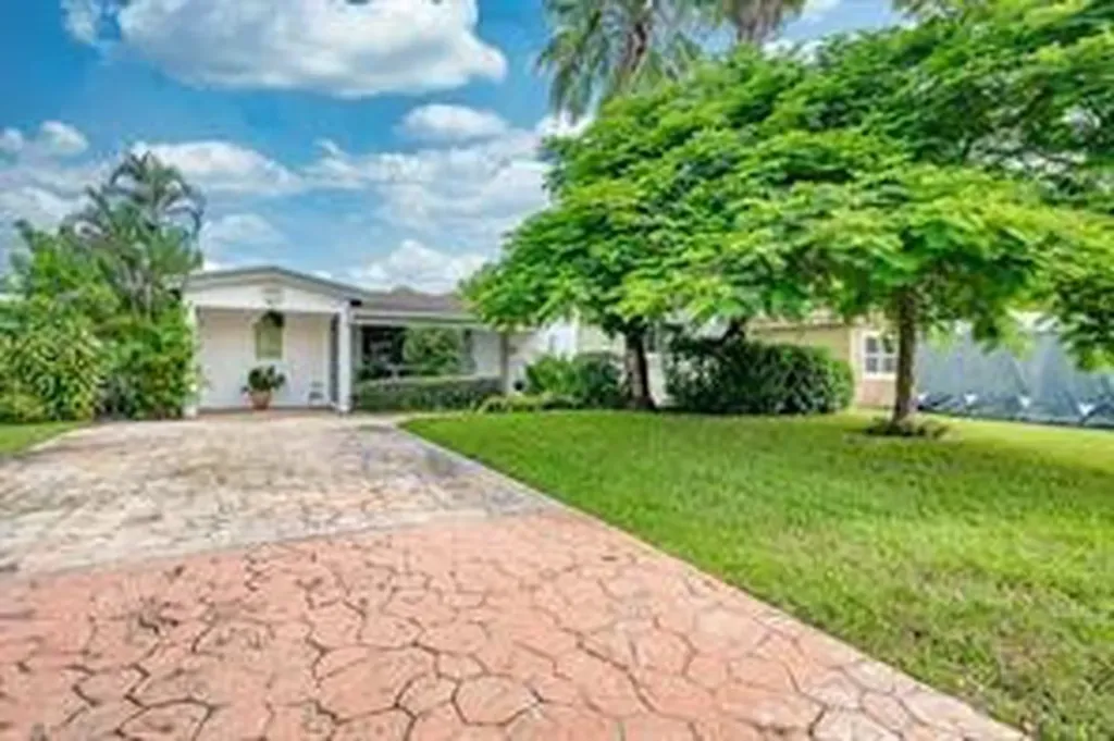 7051 SW 11th Street Pembroke Pines FL 33023