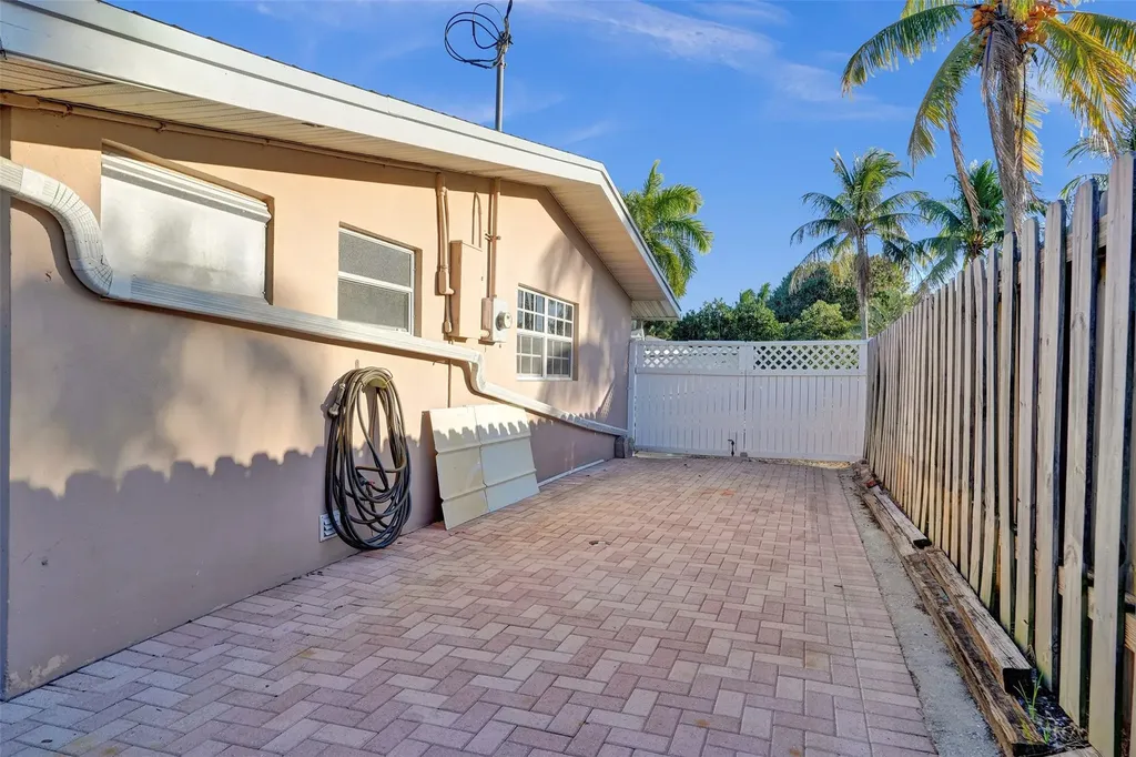 2585 SE 3rd Street Pompano Beach FL 33062