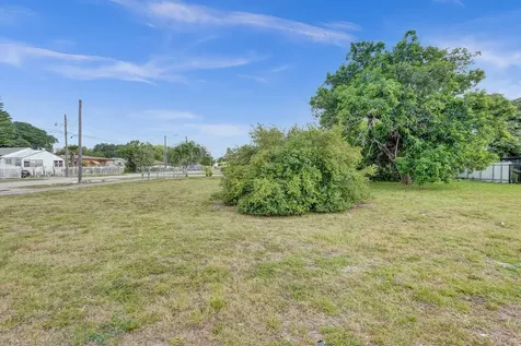 1895 NW 58th Street Miami FL 33142