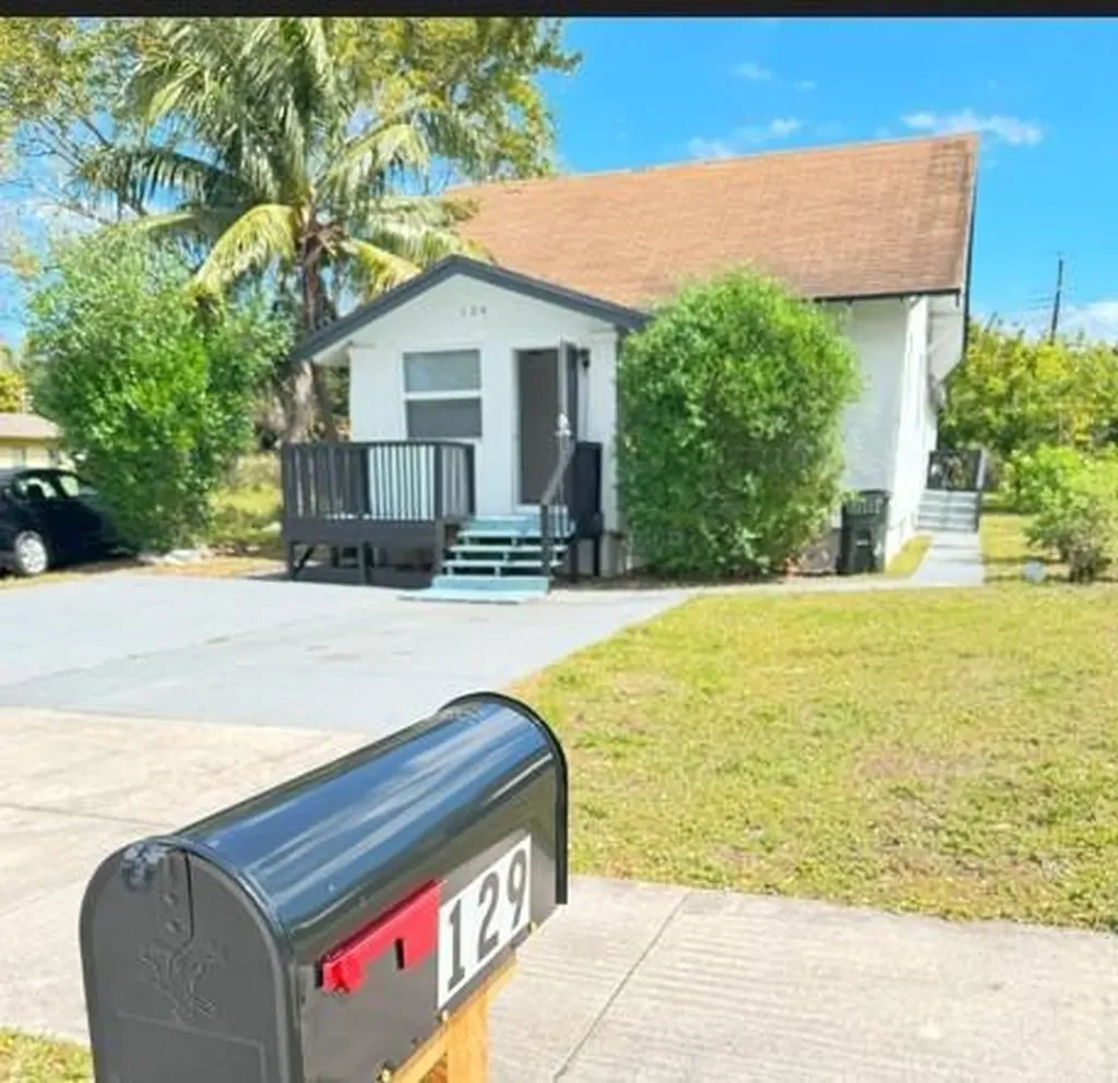 129 NW 10th Avenue Delray Beach FL 33444