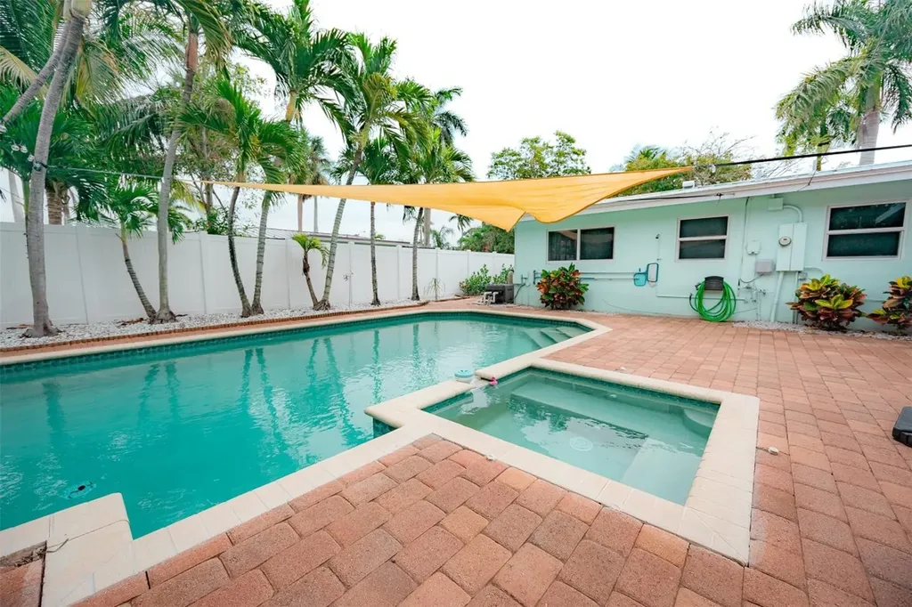 233 SW 14th Court Pompano Beach FL 33060