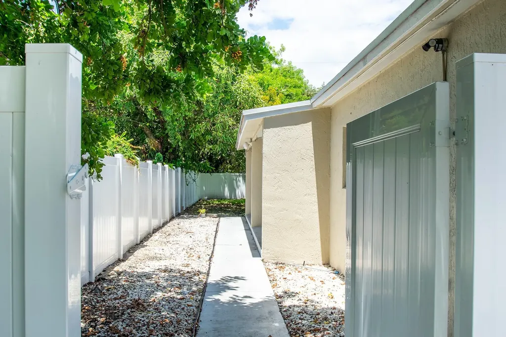 24 SW 4th Avenue Delray Beach FL 33444