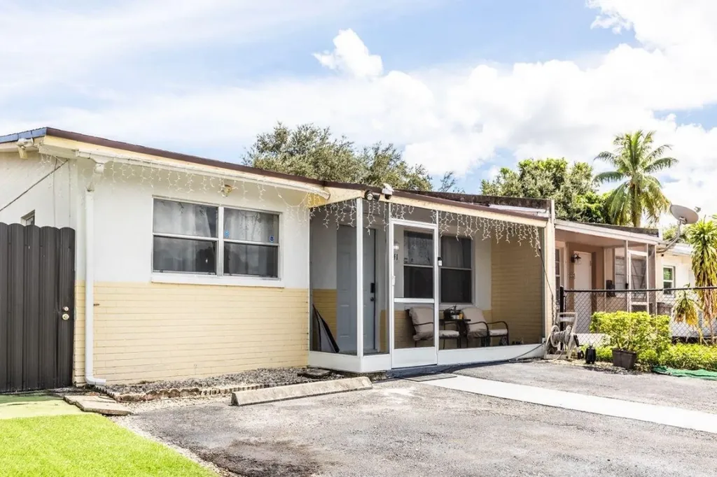 3841 SW 54th Avenue West Park FL 33023