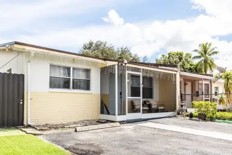 3841 SW 54th Avenue West Park FL 33023