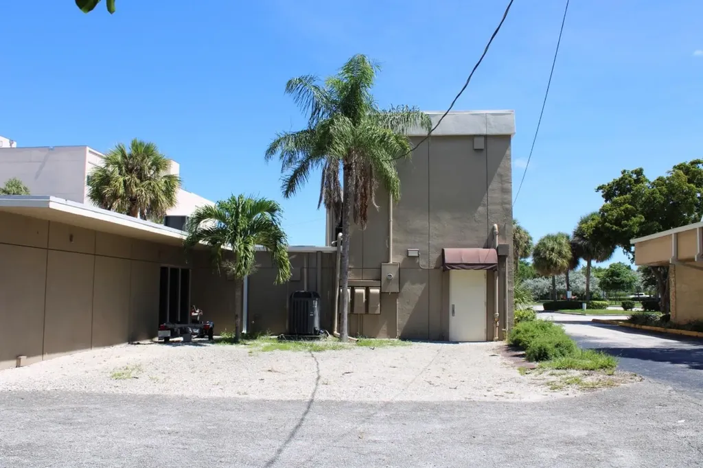 17 SE 24th Avenue Pompano Beach FL 33062