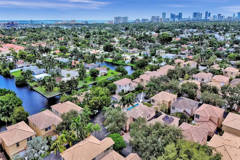 1242 Grant Court Hollywood FL 33019