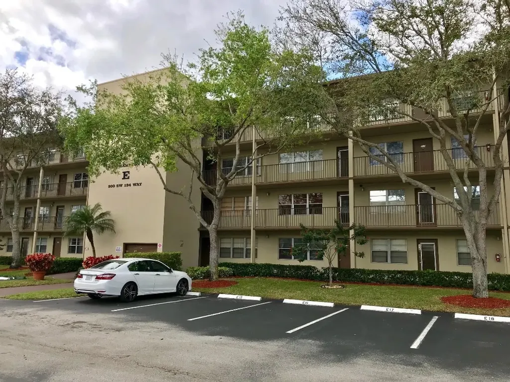 300 SW 134th Way Hollywood FL 33027