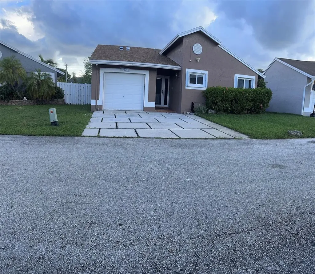 1210 SW 111th Avenue Pembroke Pines FL 33025