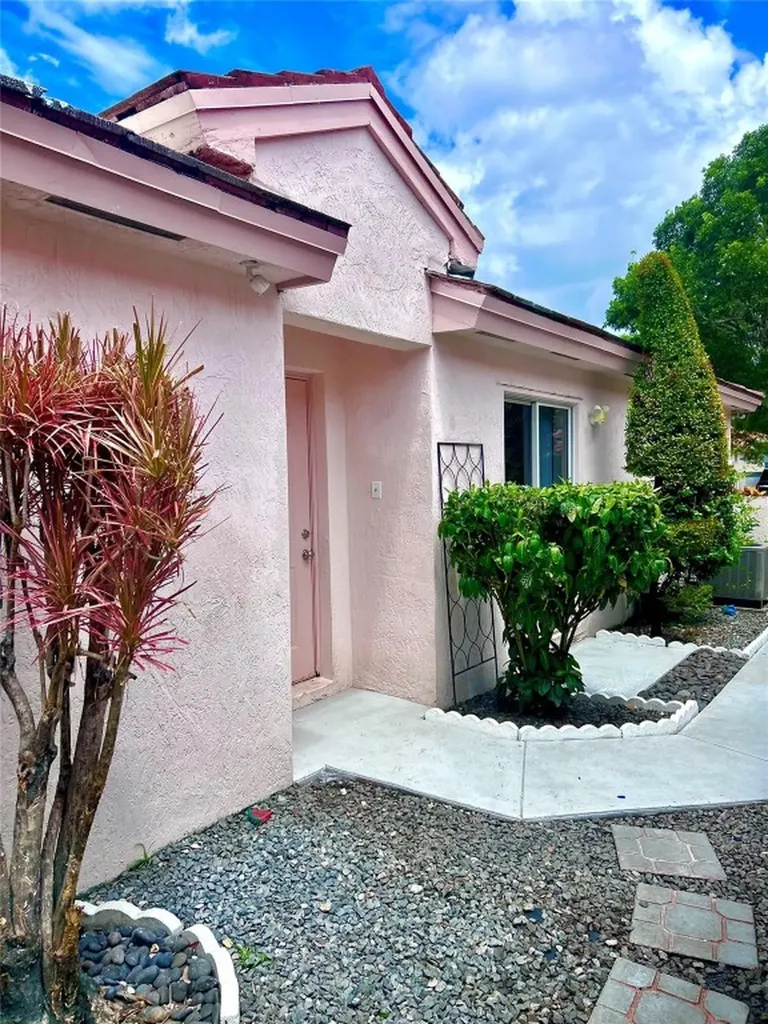 201 NW 75th Terrace Plantation FL 33317