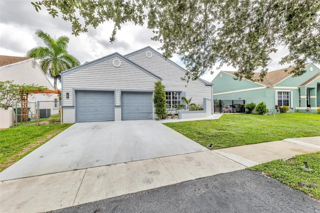 1551 SW 85th Avenue Pembroke Pines FL 33025