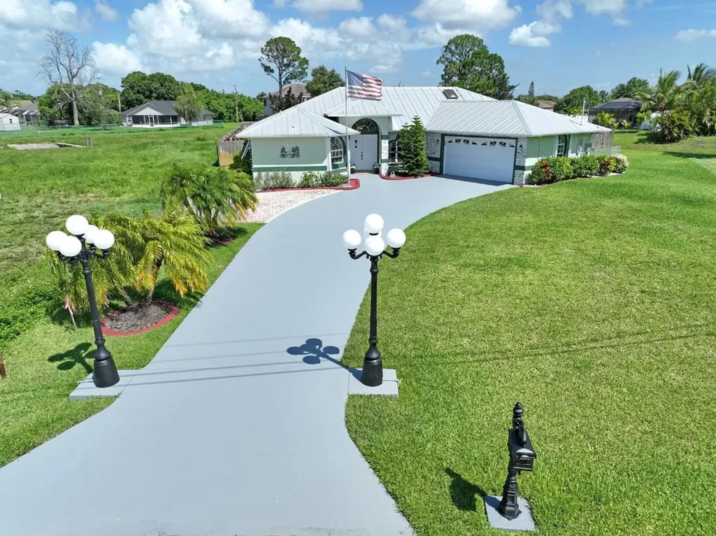 1402 SW Hackensack Avenue Port St Lucie FL 34953