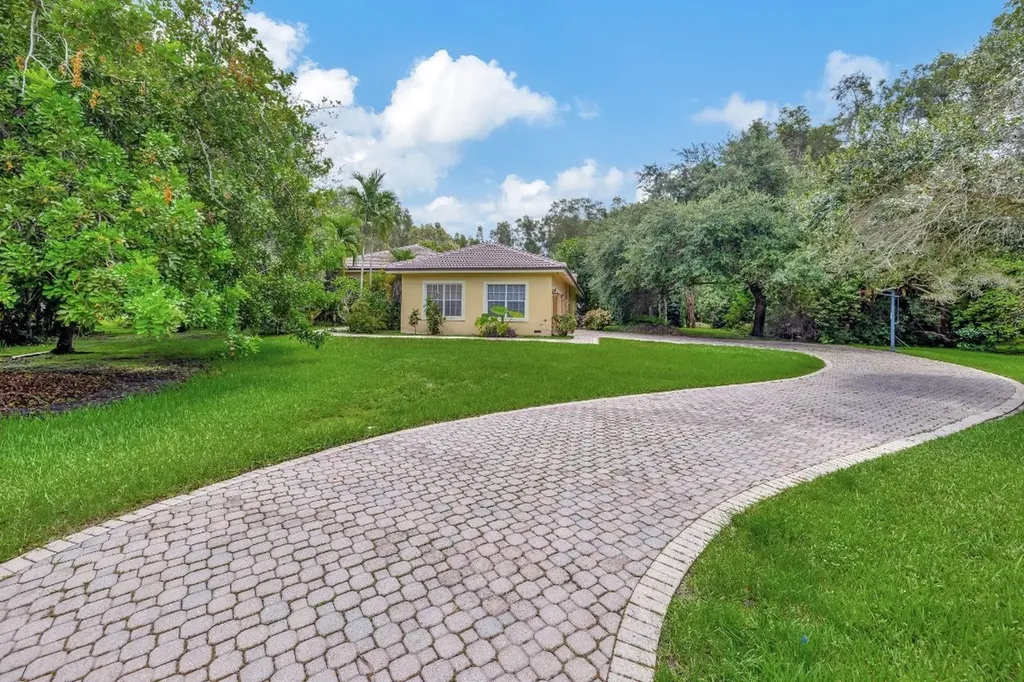 800 NW 121st Avenue Plantation FL 33325