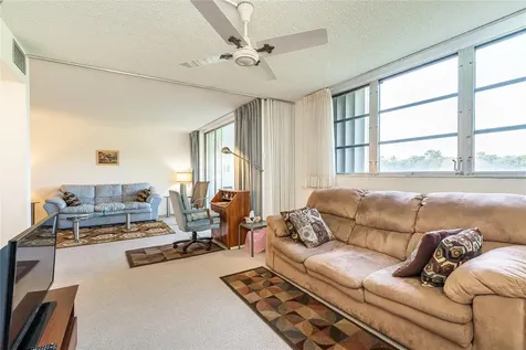 9611 N Hollybrook Lake Drive Pembroke Pines FL 33025