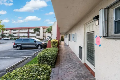 9611 N Hollybrook Lake Drive Pembroke Pines FL 33025