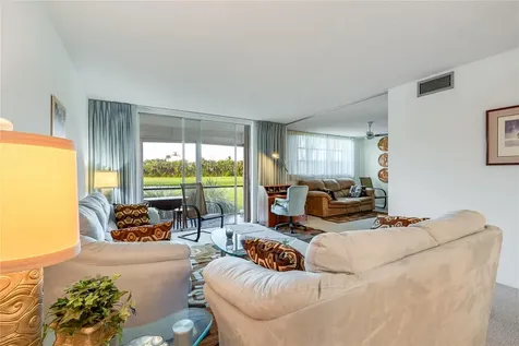 9611 N Hollybrook Lake Drive Pembroke Pines FL 33025