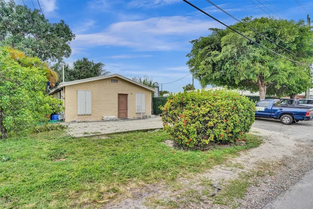 520 NE 43rd Street Oakland Park FL 33334