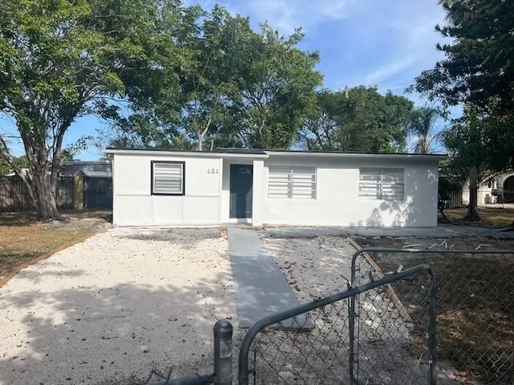 101 Hibiscus Tree Drive Lantana FL 33462