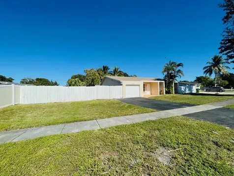 9881 NW 4th Street Pembroke Pines FL 33024