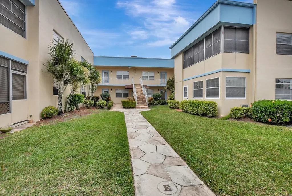 204 Burgundy E Delray Beach FL 33484