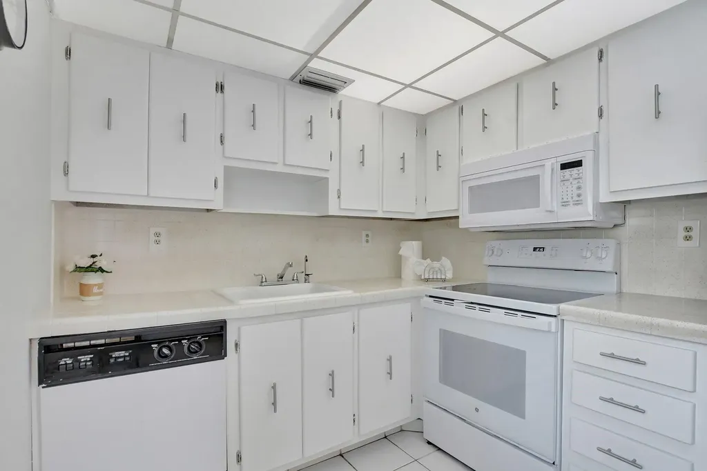 204 Burgundy E Delray Beach FL 33484