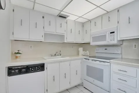 204 Burgundy E Delray Beach FL 33484