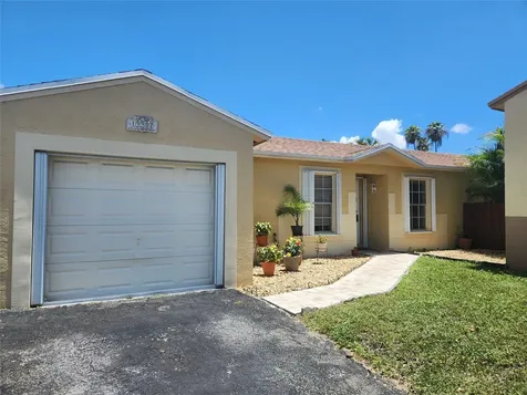 19907 NW 67th Circle Court Hialeah FL 33015