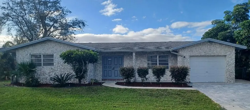 9520 NW 8th Street Pembroke Pines FL 33024