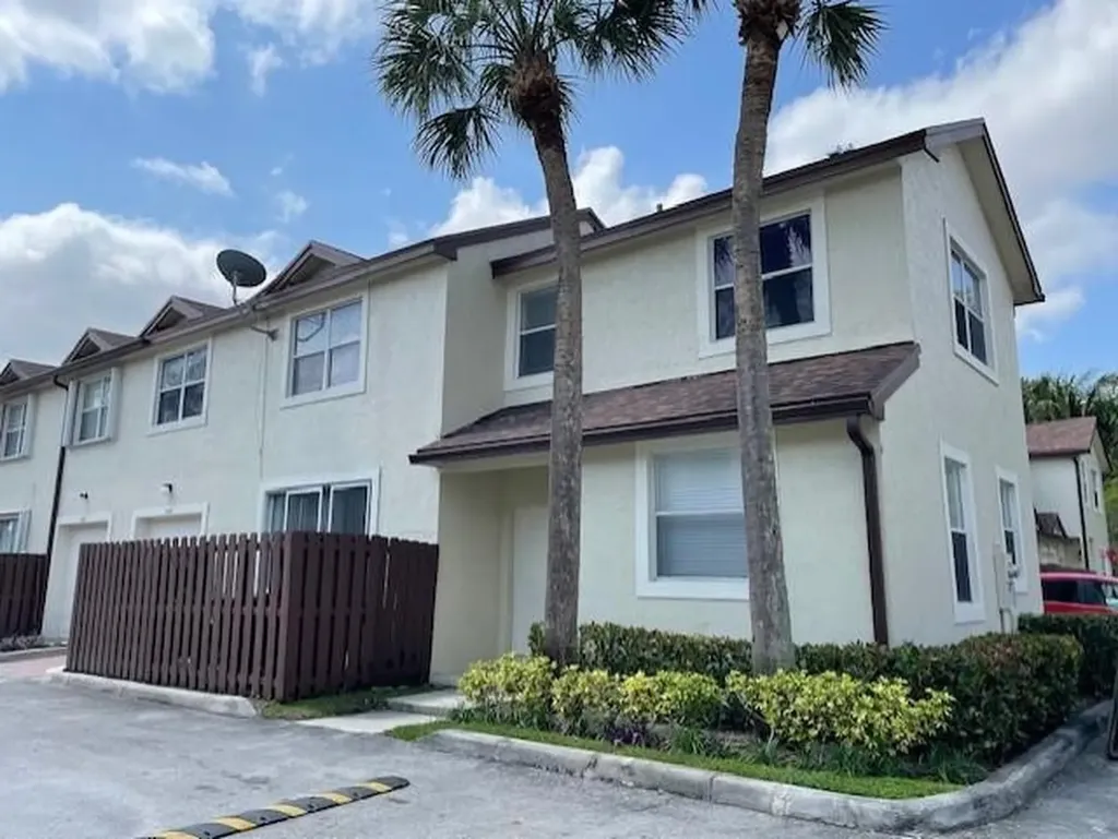 310 SW 95th Terrace Pembroke Pines FL 33025