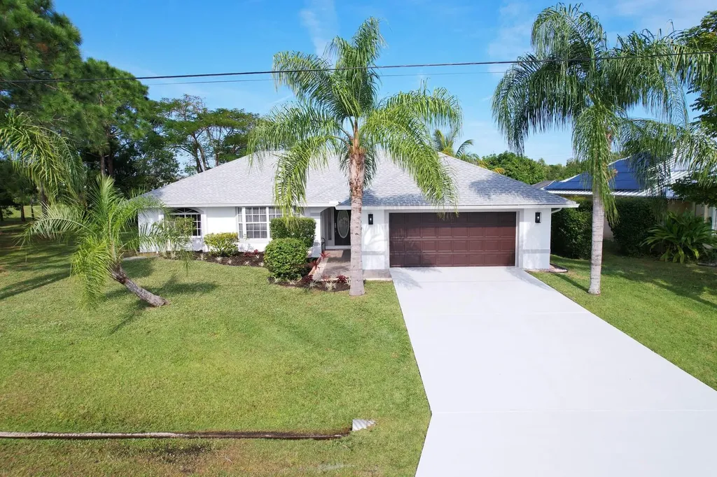 5466 NW Model Court Port St Lucie FL 34986