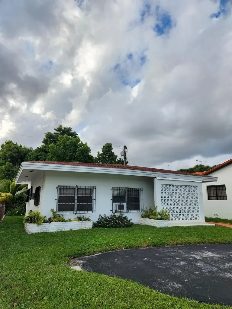 850 NW 17th Court Miami FL 33125