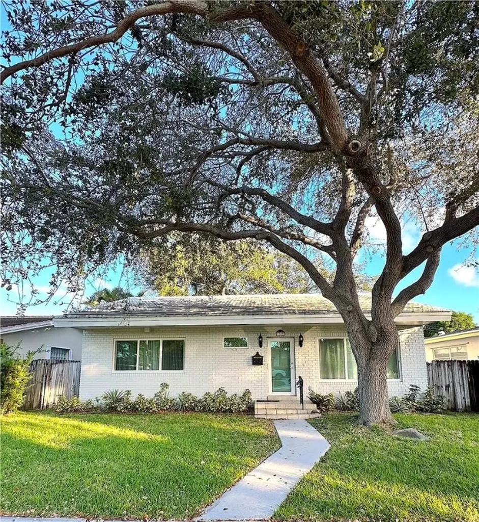 1323 Lincoln Street Hollywood FL 33019
