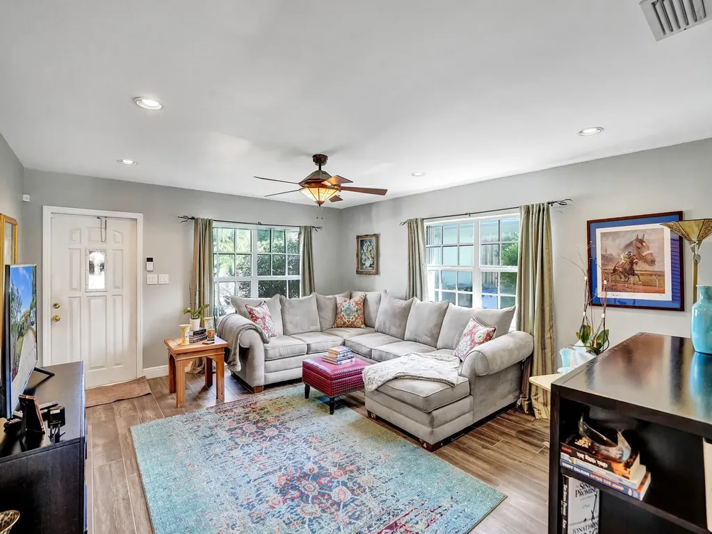 698 NE 34th Street Oakland Park FL 33334