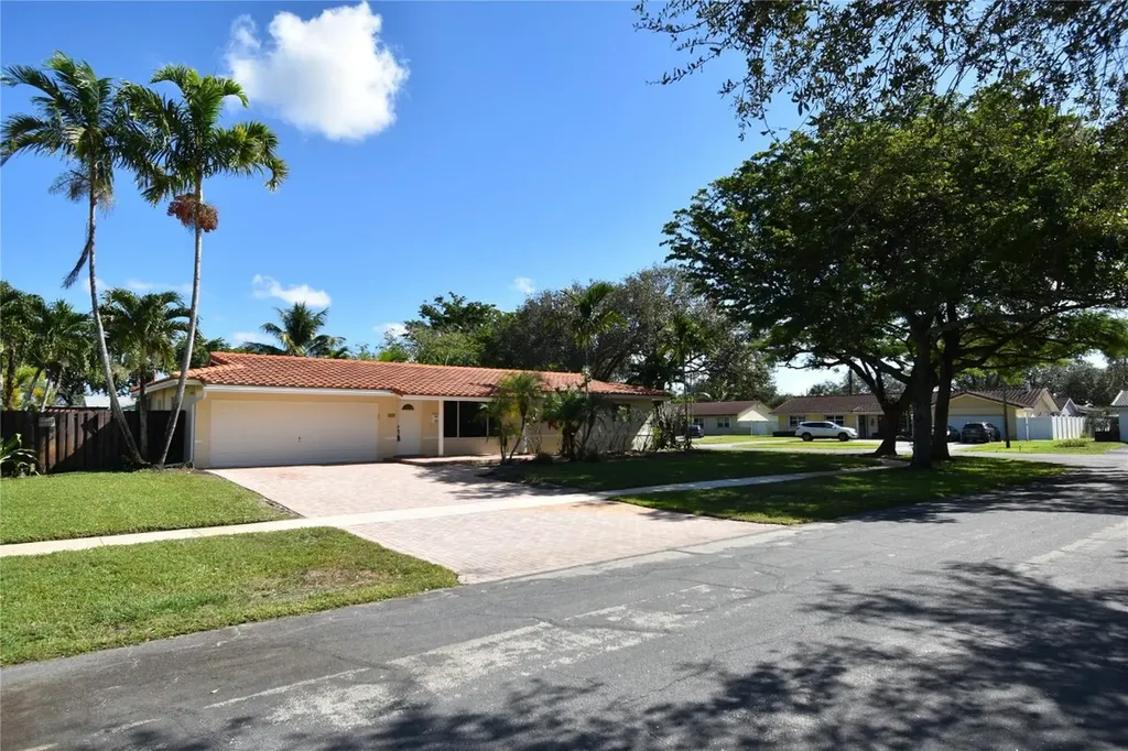 282 SW 52nd Terrace Plantation FL 33317