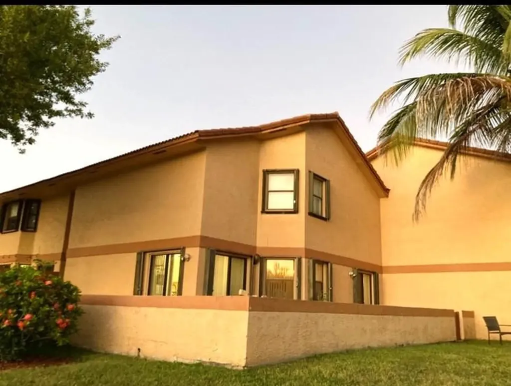 1060 SW 113th Terrace Pembroke Pines FL 33025