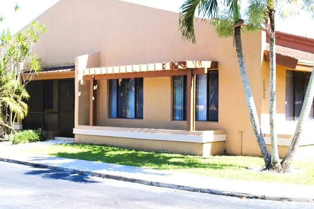 928 NW 79th Terrace Plantation FL 33324