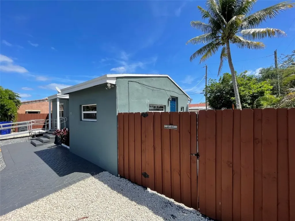 2552 Plunkett Street Hollywood FL 33020