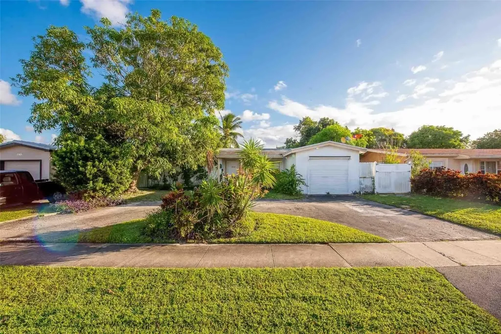 4840 NW 39th Street Lauderdale Lakes FL 33319