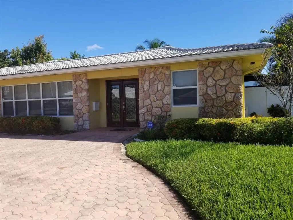 330 SW 74th Terrace Plantation FL 33317