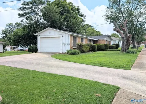 2207 Fitcheard Avenue NW Huntsville AL 35816