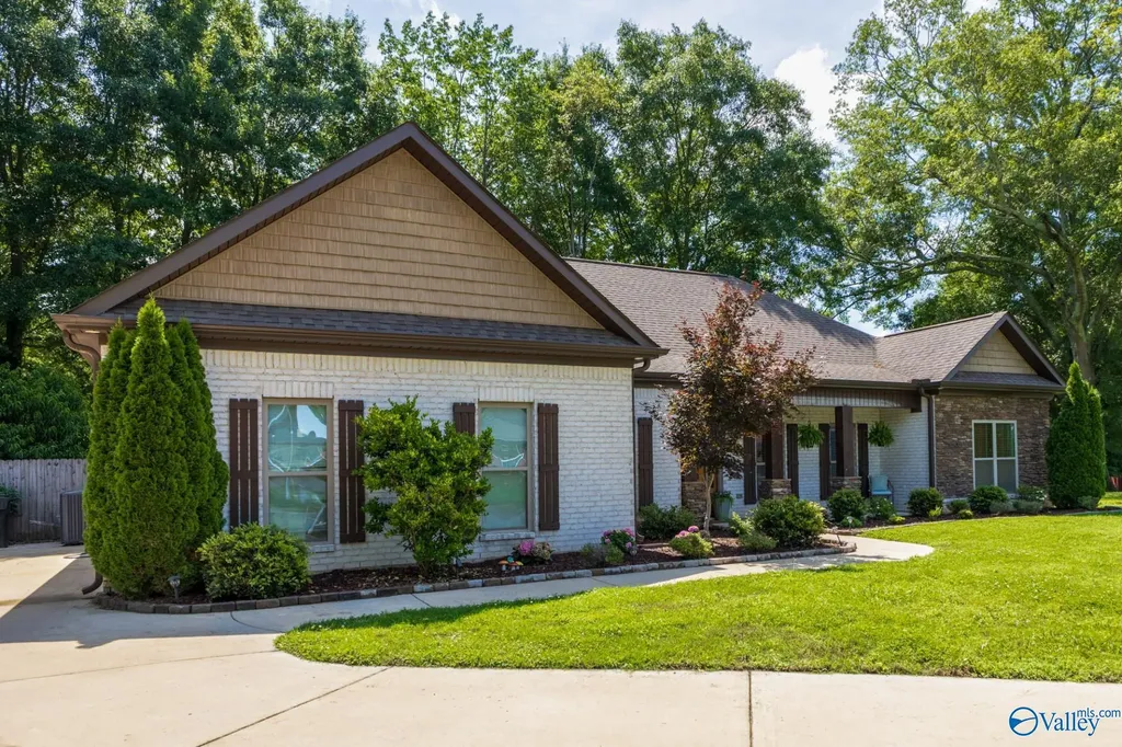 136 Chambray Drive Owens Cross Roads AL 35763